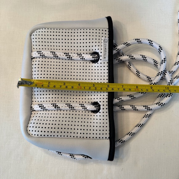 White neoprene crossbody bag with removable zipper purse. NWOT - Picture 4 of 10